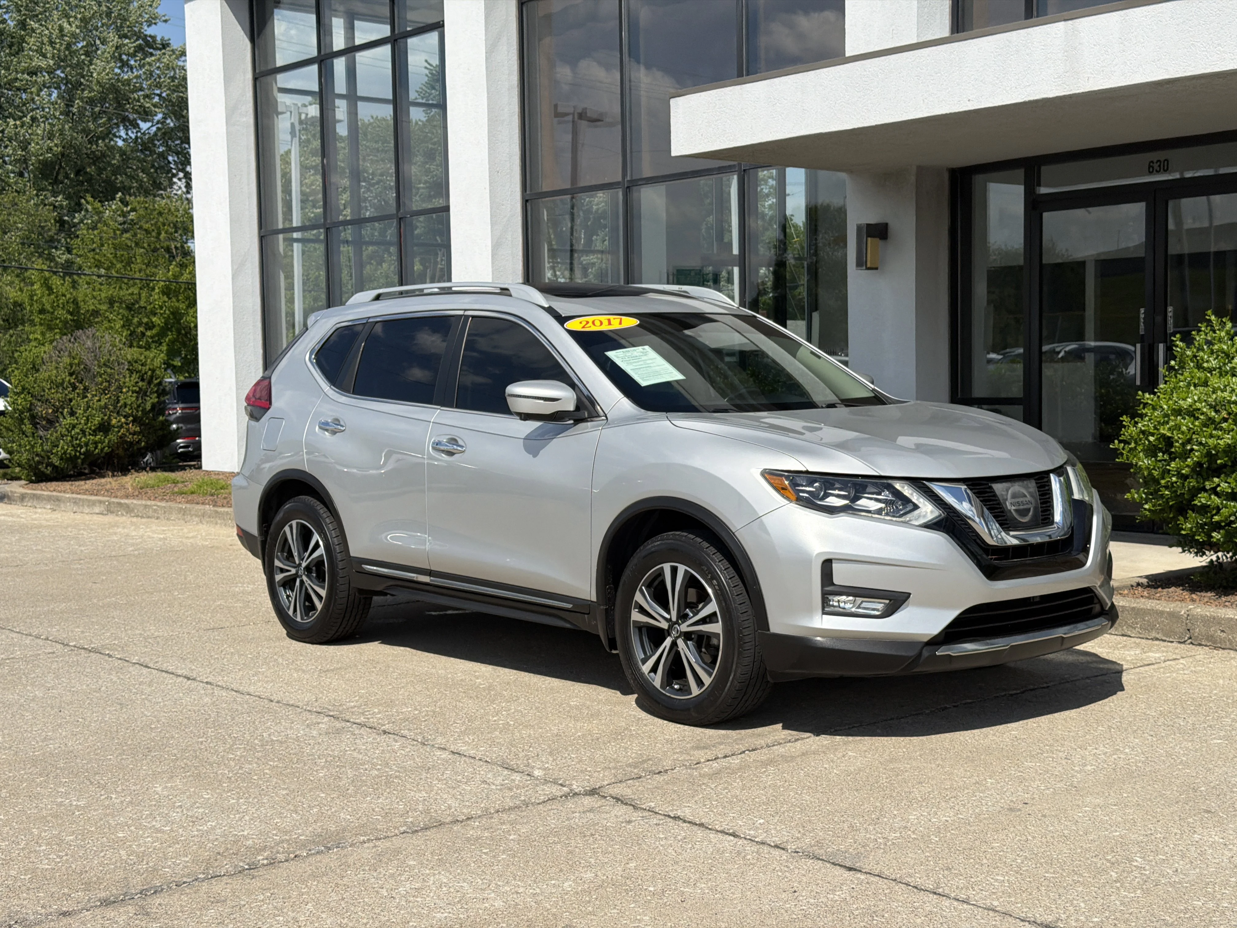 Used 2017 Nissan Rogue SL with VIN 5N1AT2MV0HC742482 for sale in Jeffersonville, IN