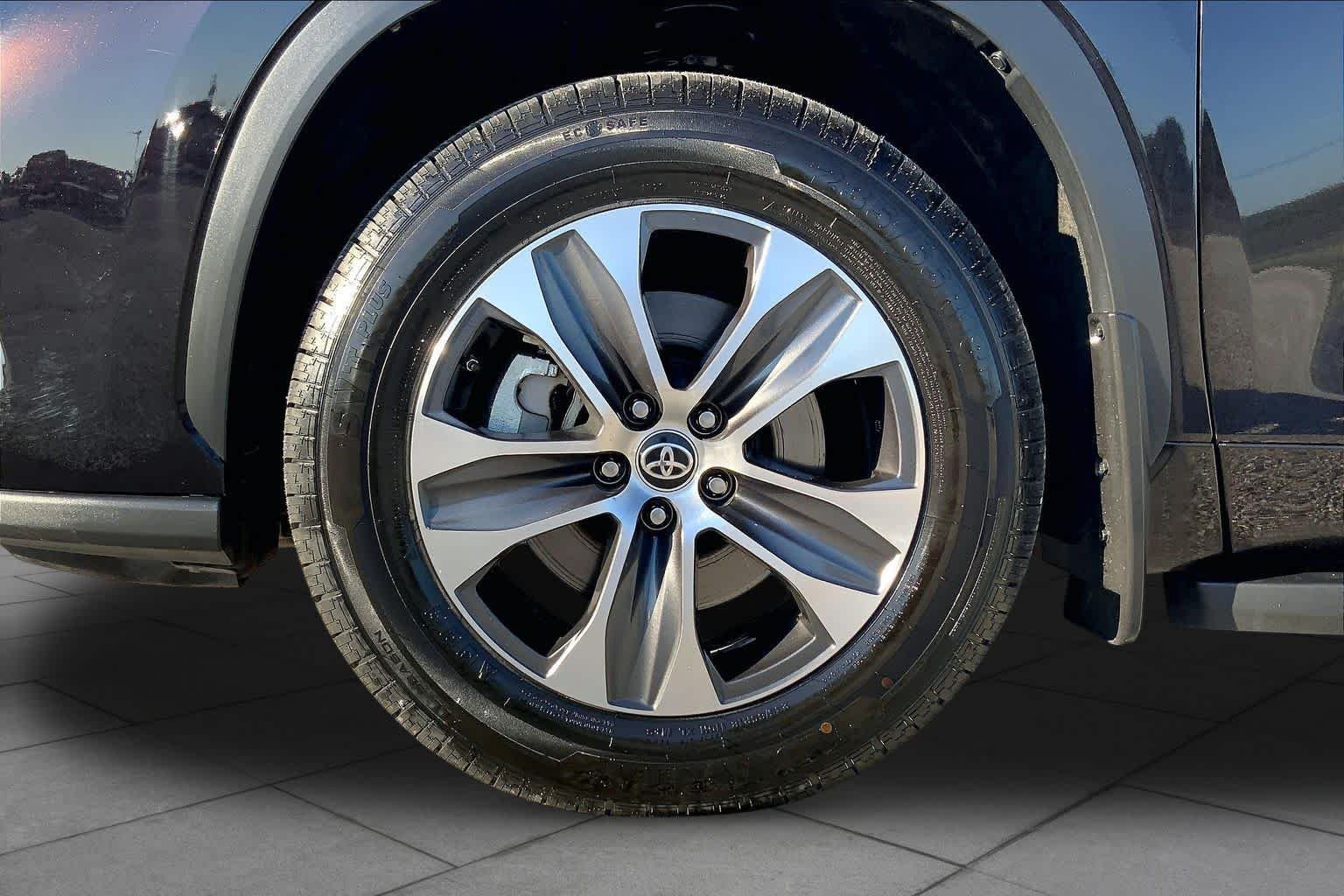 Used 2022 Opulent Amber Toyota XLE image 20