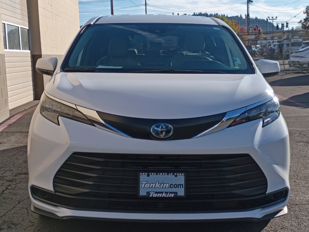 Used 2025 White Toyota LE image 12