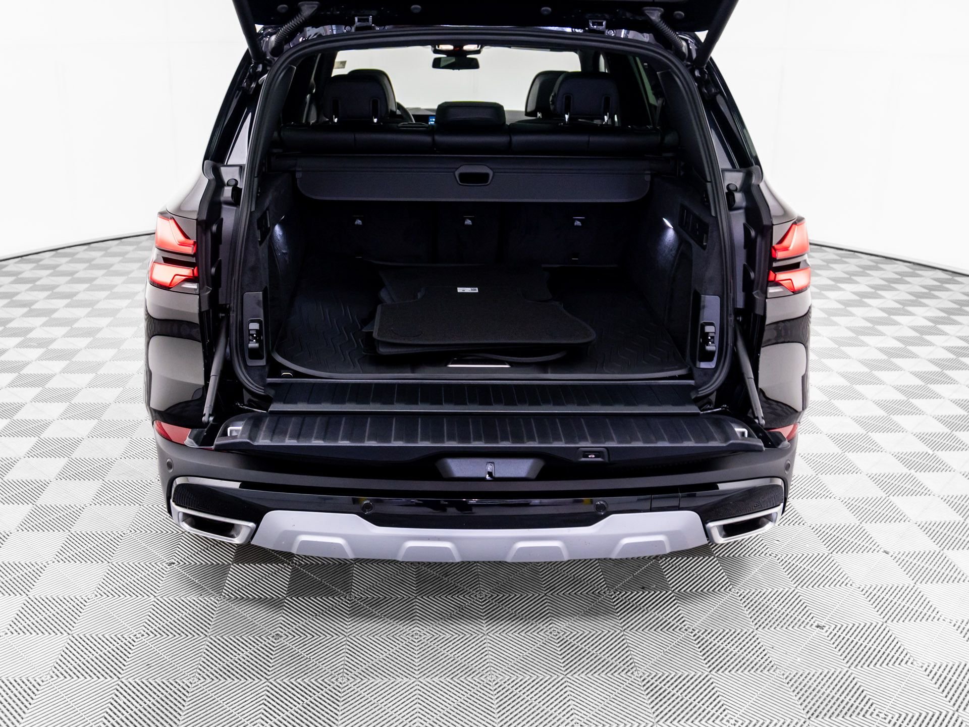 New 2026 Black Sapphire Metallic BMW xDrive40i image 28