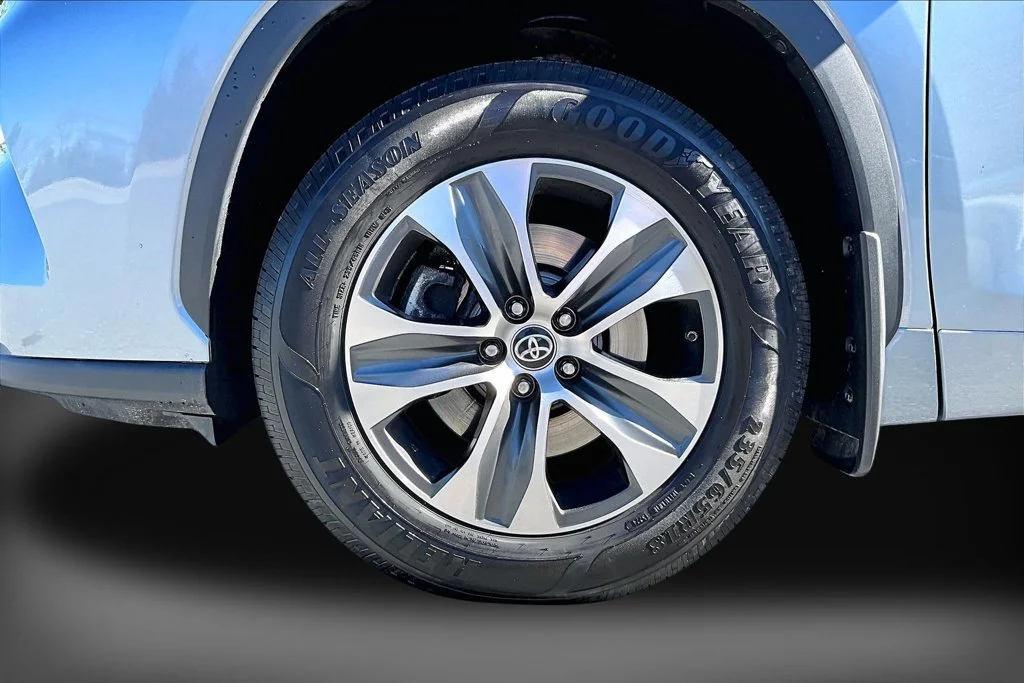 Used 2021 Silver Toyota XLE image 40
