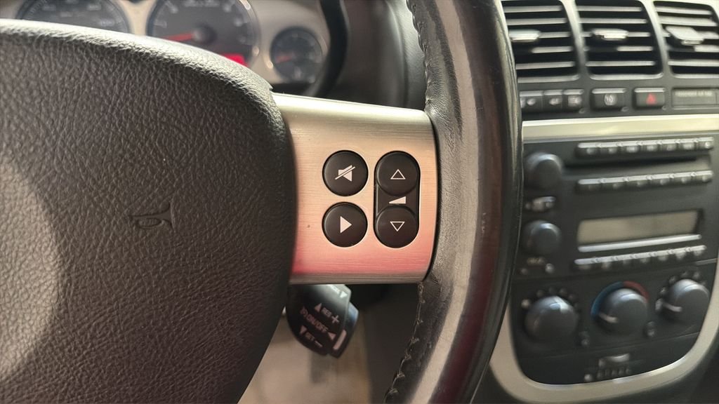 Used 2006 White Pontiac Base image 16