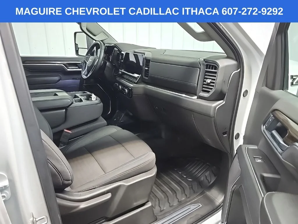 Used 2025 White Chevrolet LT image 15