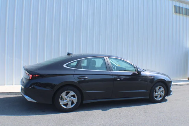 Used 2025 Carbon Blue Hyundai SE image 2