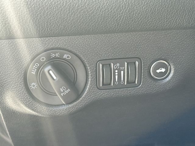 Used 2016 Black Dodge SXT image 10