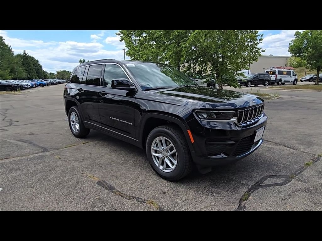 New 2026 Diamond Black Crystal Pearl-Coat Exterior Paint Jeep Laredo X image 9