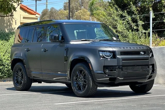 New 2026 Santorini Black Land Rover X-Dynamic SE image 7