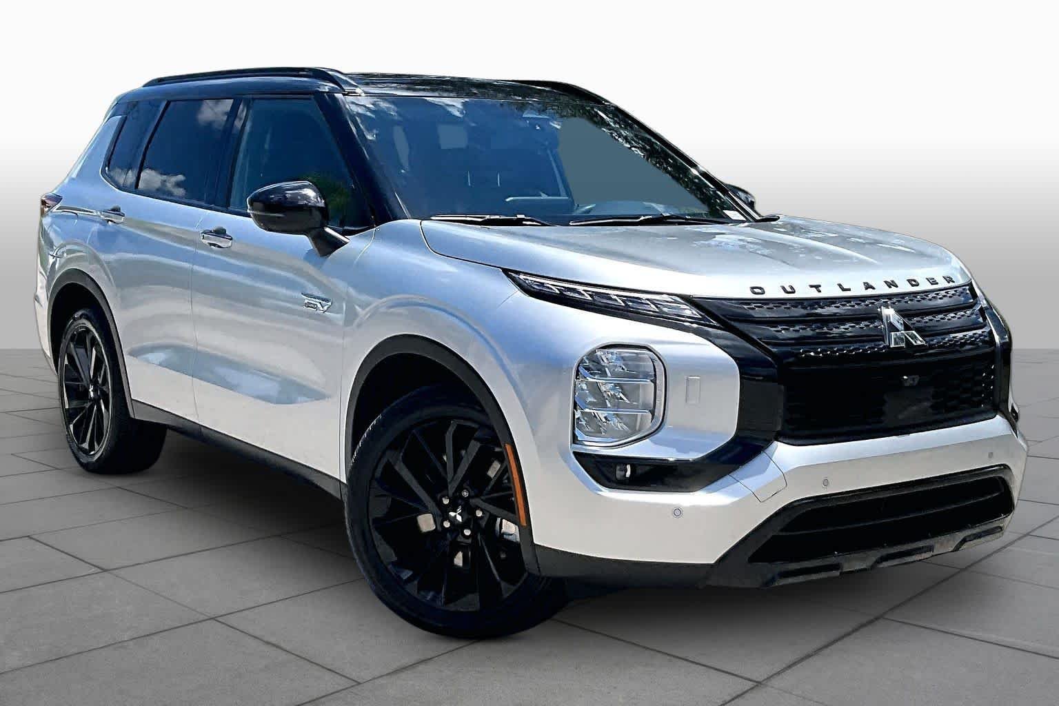 Used 2025 Alloy Silver Metallic/Black Roof Mitsubishi SEL Black Edition image 3