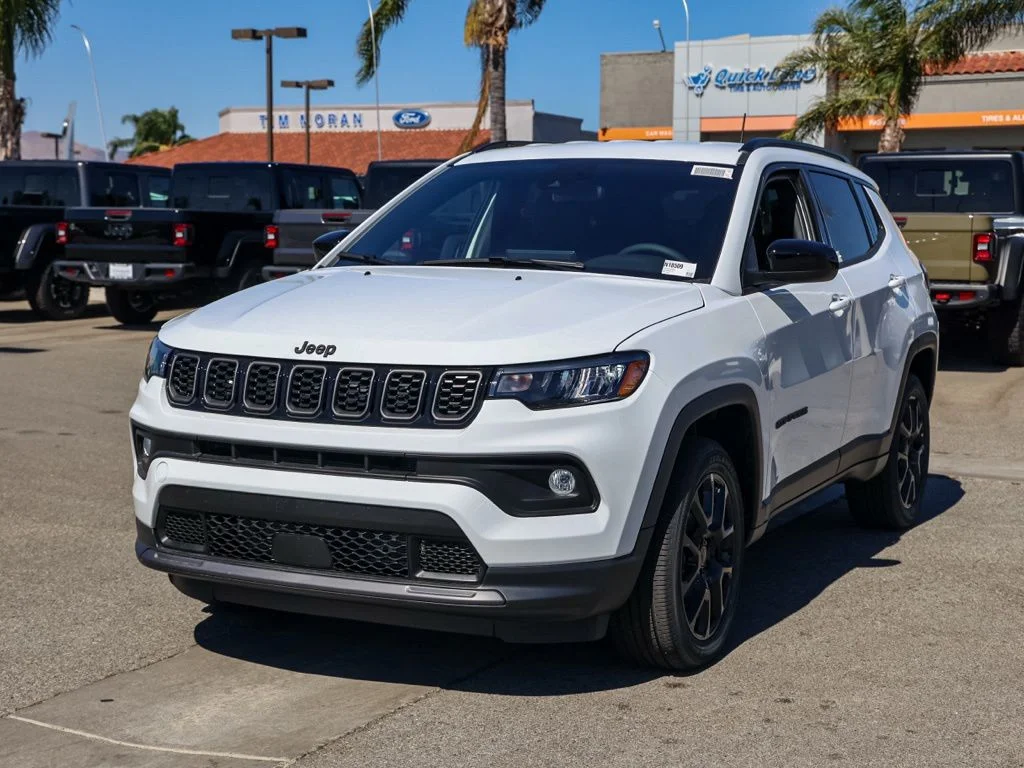 New 2026 Bright White Clear-Coat Exterior Paint Jeep Latitude image 7