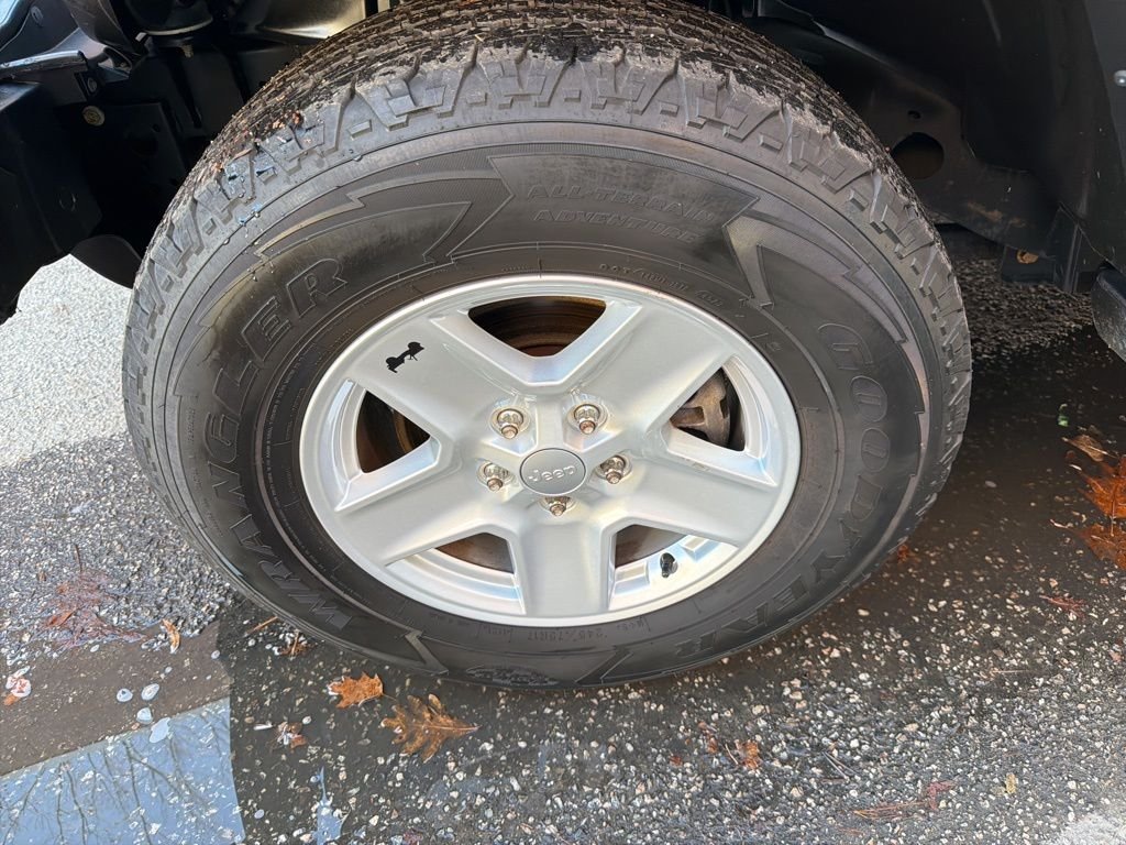 Used 2020 Gray Jeep Sport image 10