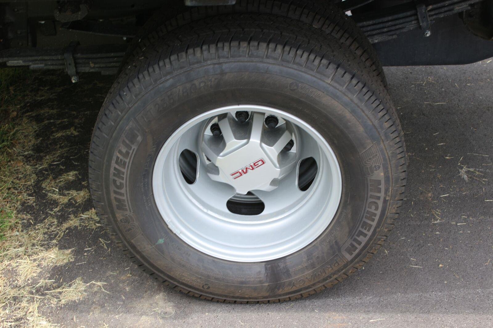 New 2026 Summit White GMC Pro image 28