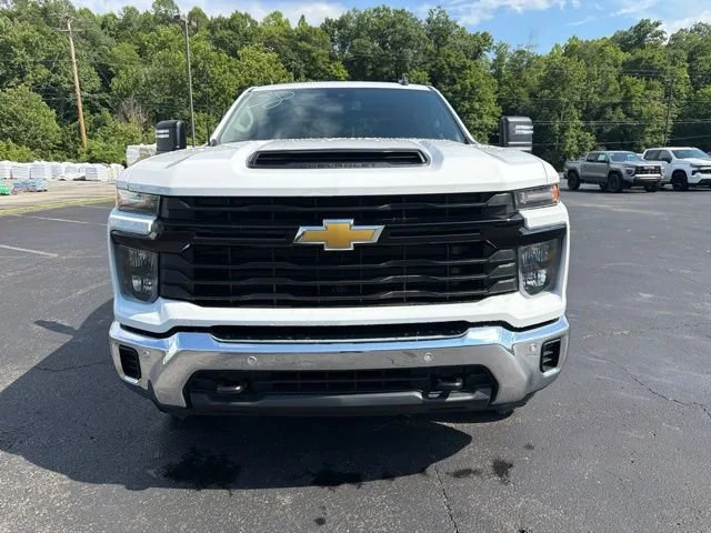 New 2026 Summit White Chevrolet WT image 7