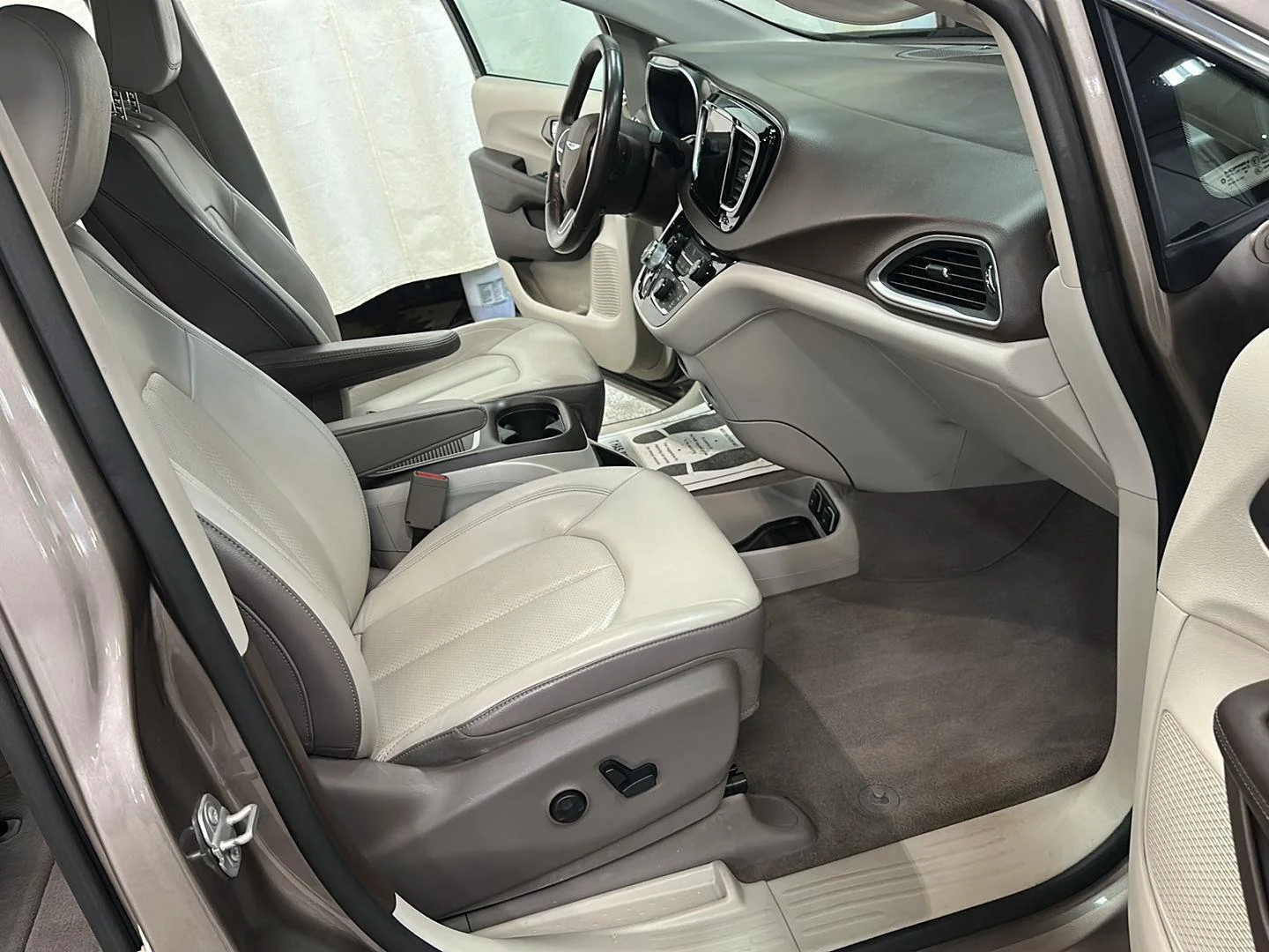 Used 2018 Molten Silver Chrysler Touring L Plus image 30