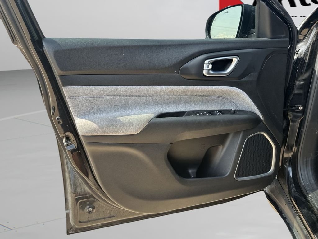 Used 2022 Black Jeep Latitude image 20