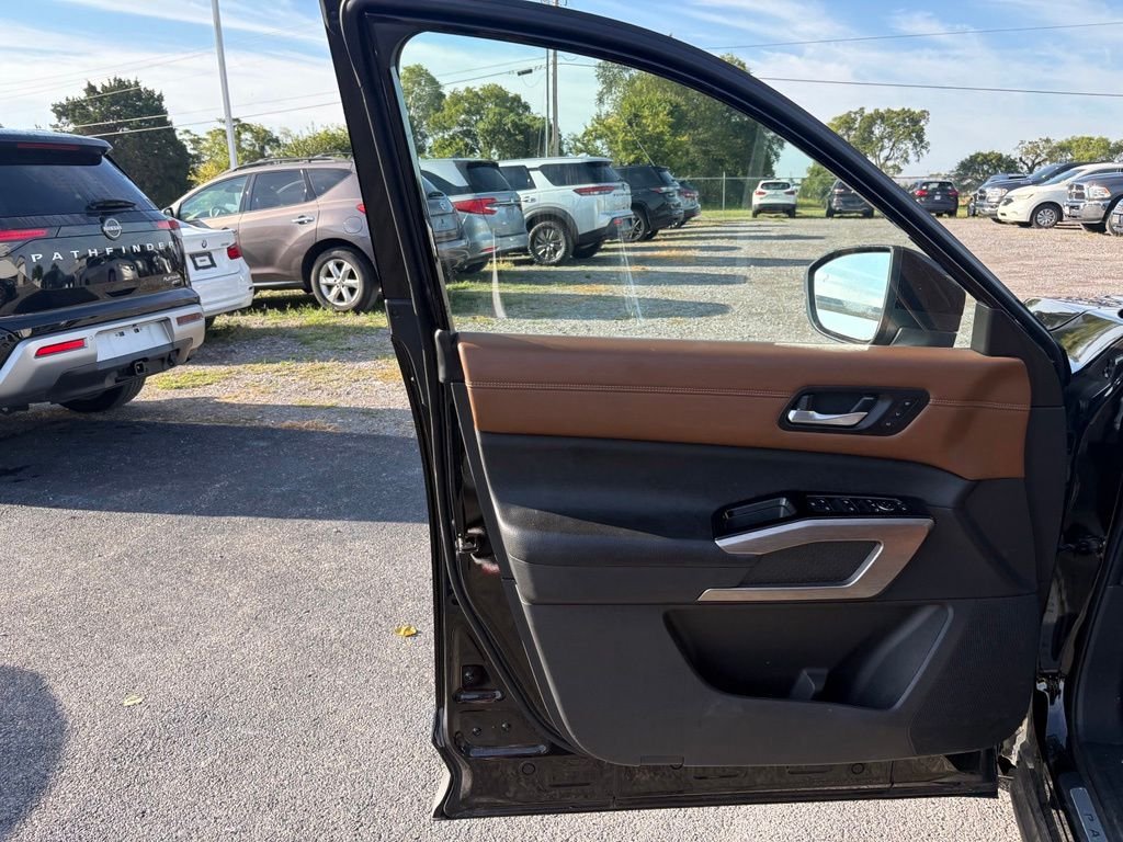 Used 2023 Black Nissan Platinum image 13