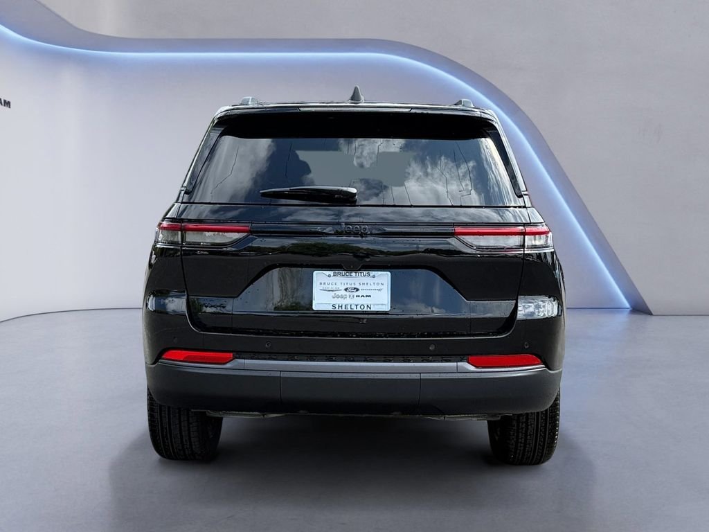 New 2026 Diamond Black Crystal Pearl-Coat Exterior Paint Jeep Limited image 4