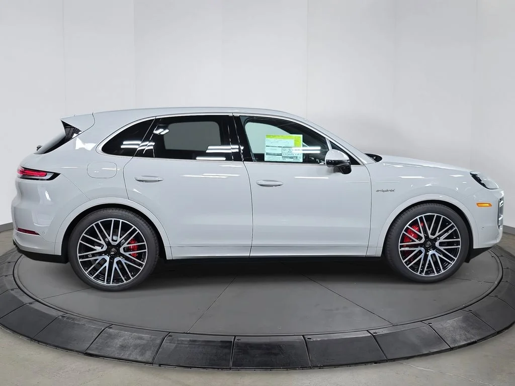 2025 Porsche Cayenne Turbo E-Hybrid - Photo 8
