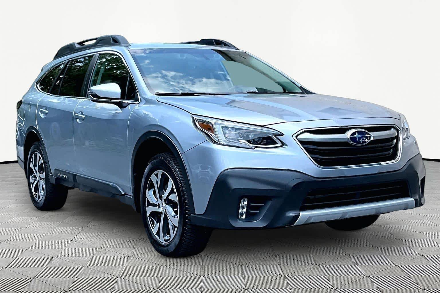Used 2022 Ice Silver Metallic Subaru Limited image 3