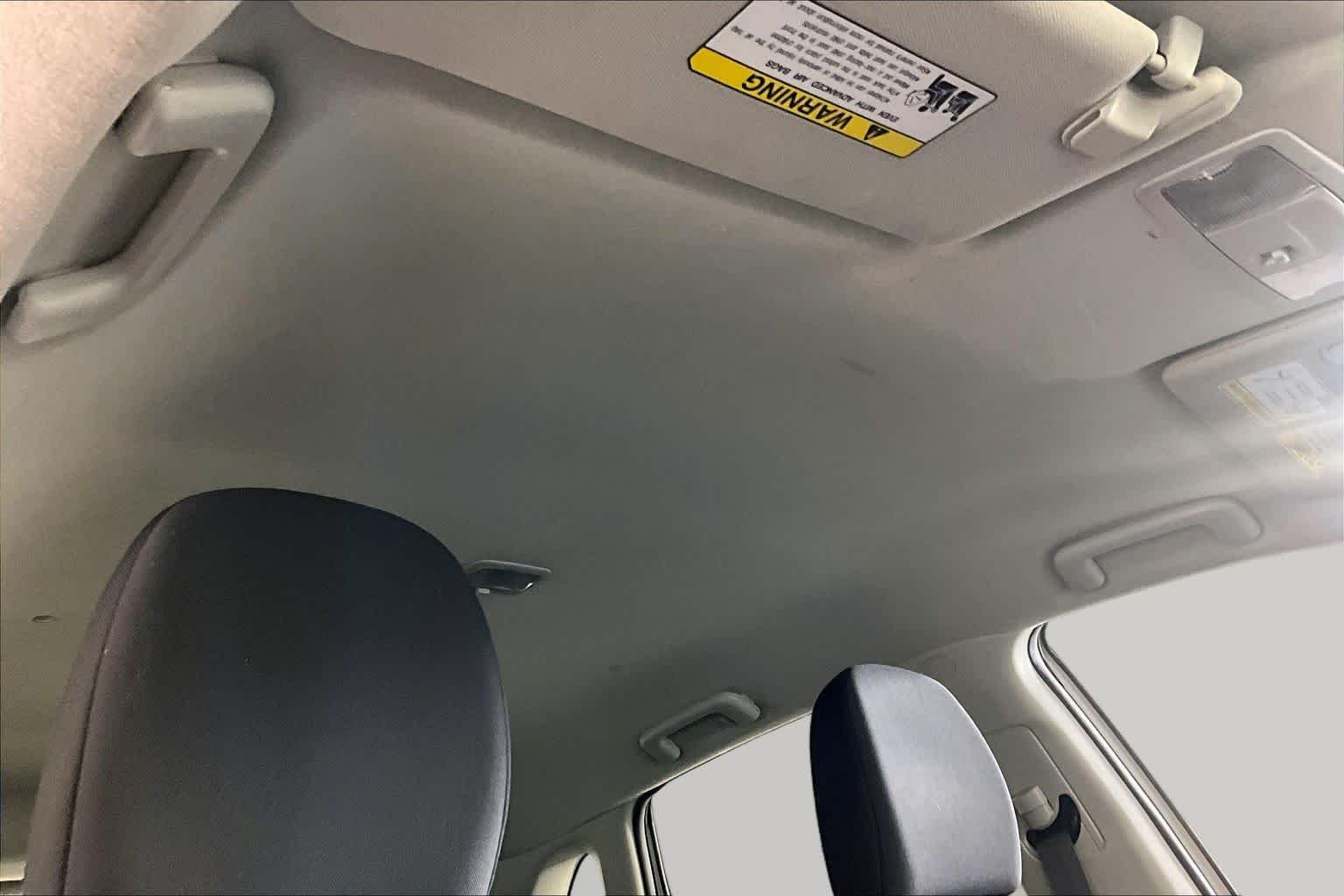 Used 2015 White Pearl Mitsubishi SE image 13
