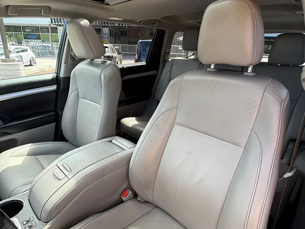 Used 2019 White Toyota XLE image 25