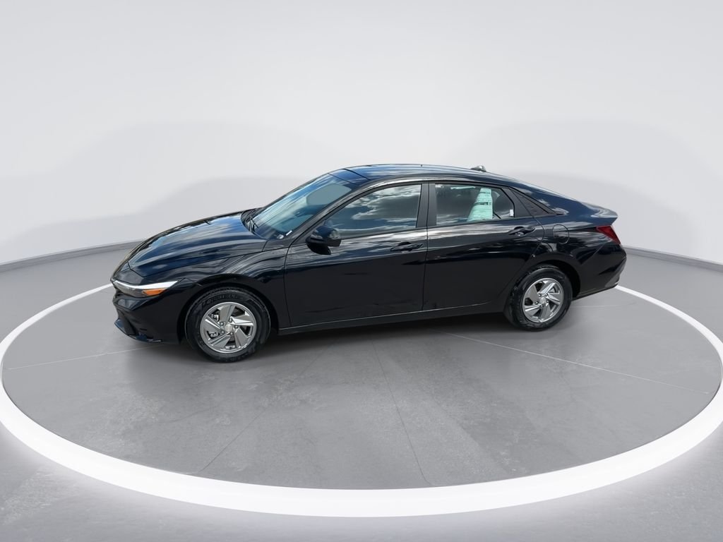 New 2026 Black Hyundai SE image 5
