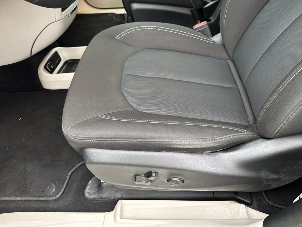 Used 2022 White Chrysler LX image 48