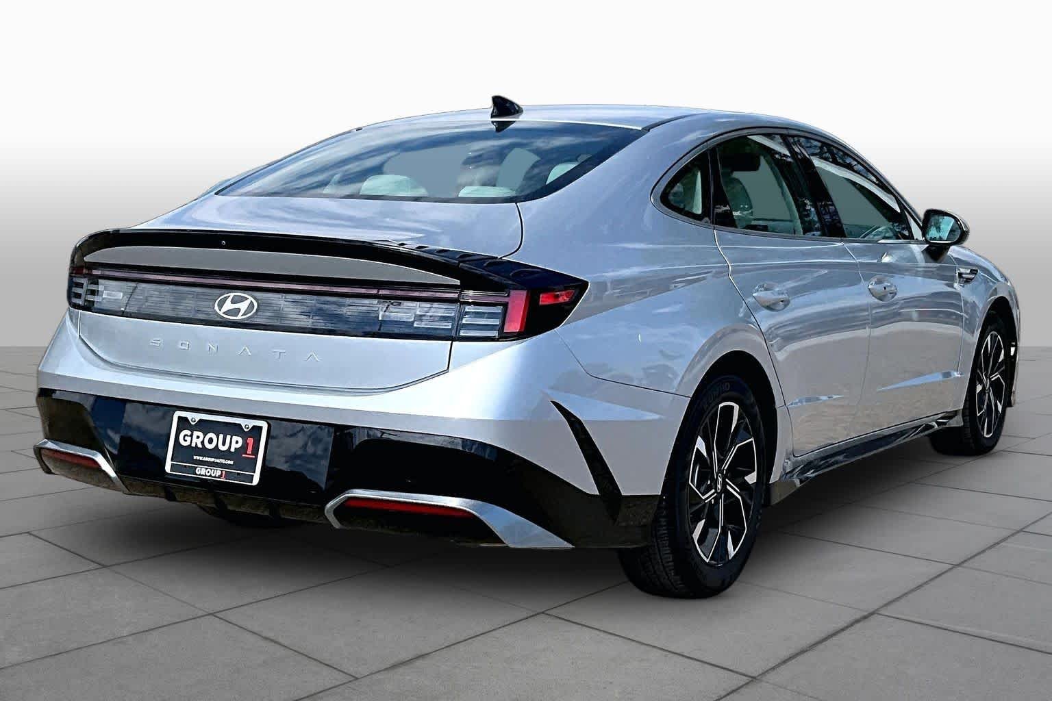 Used 2025 Aero Silver Hyundai SEL image 12