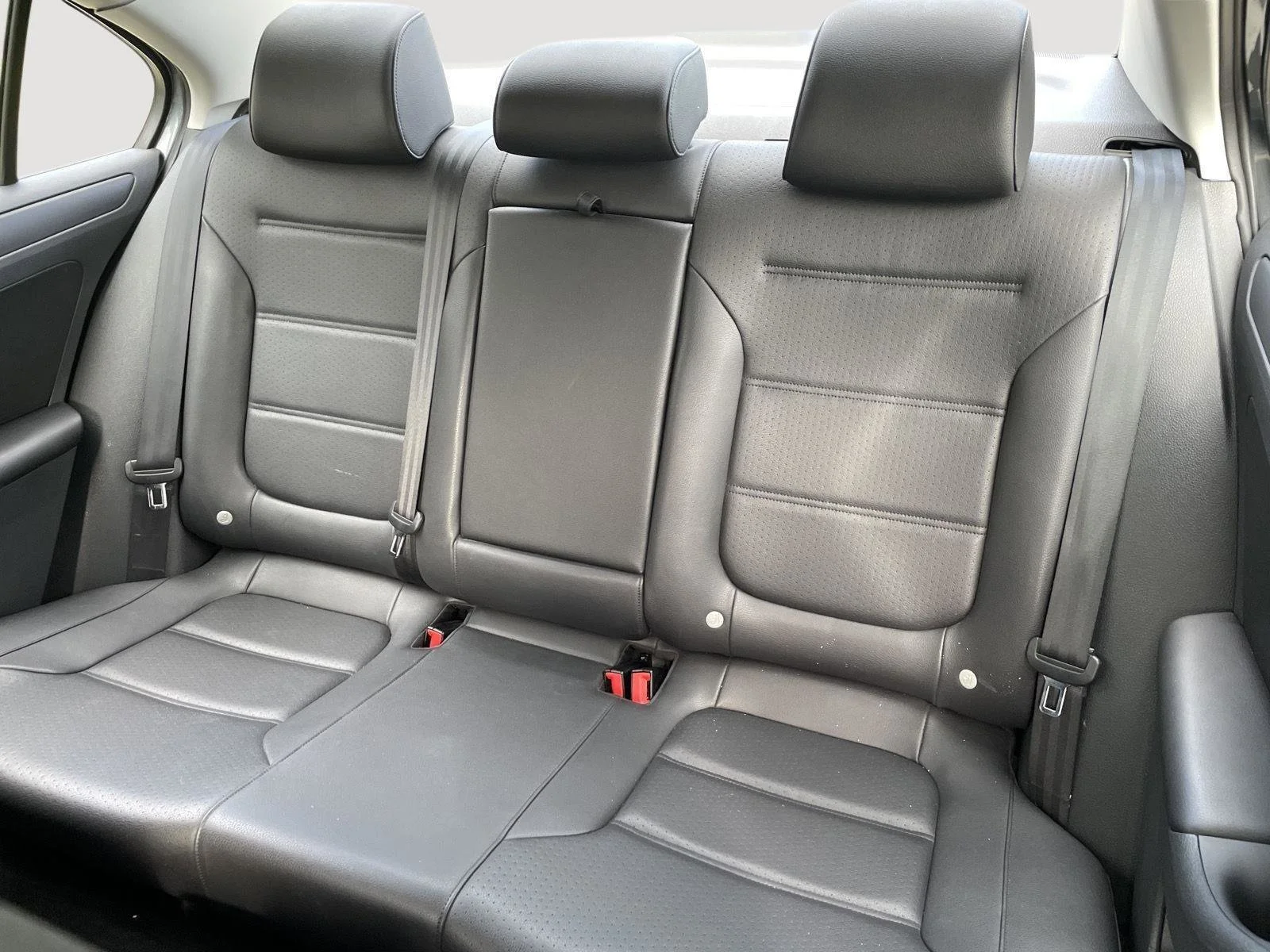 Used 2014 Platinum Gray Metallic Volkswagen SE image 22