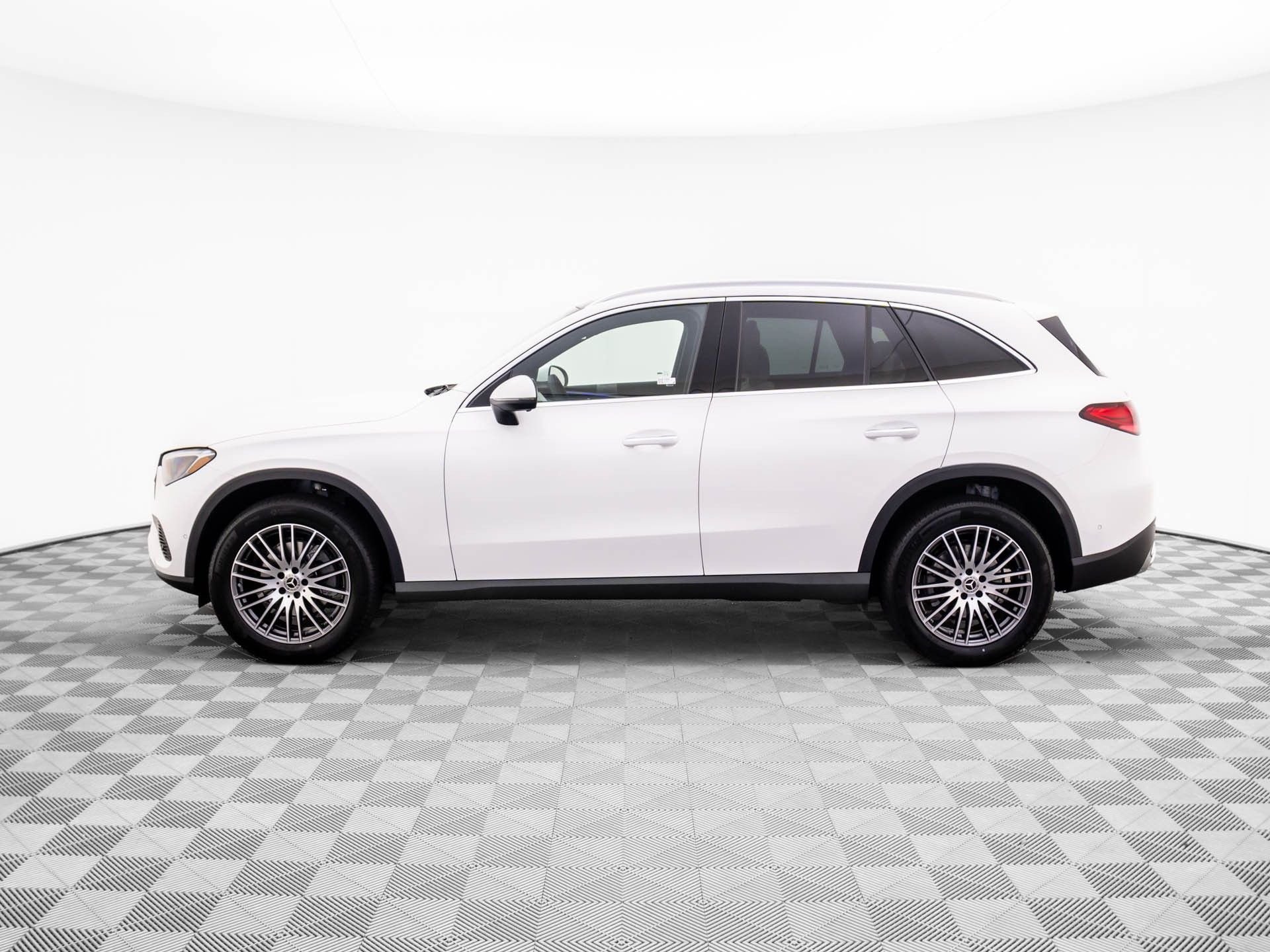 New 2026 Polar White Mercedes-Benz GLC 300 image 2