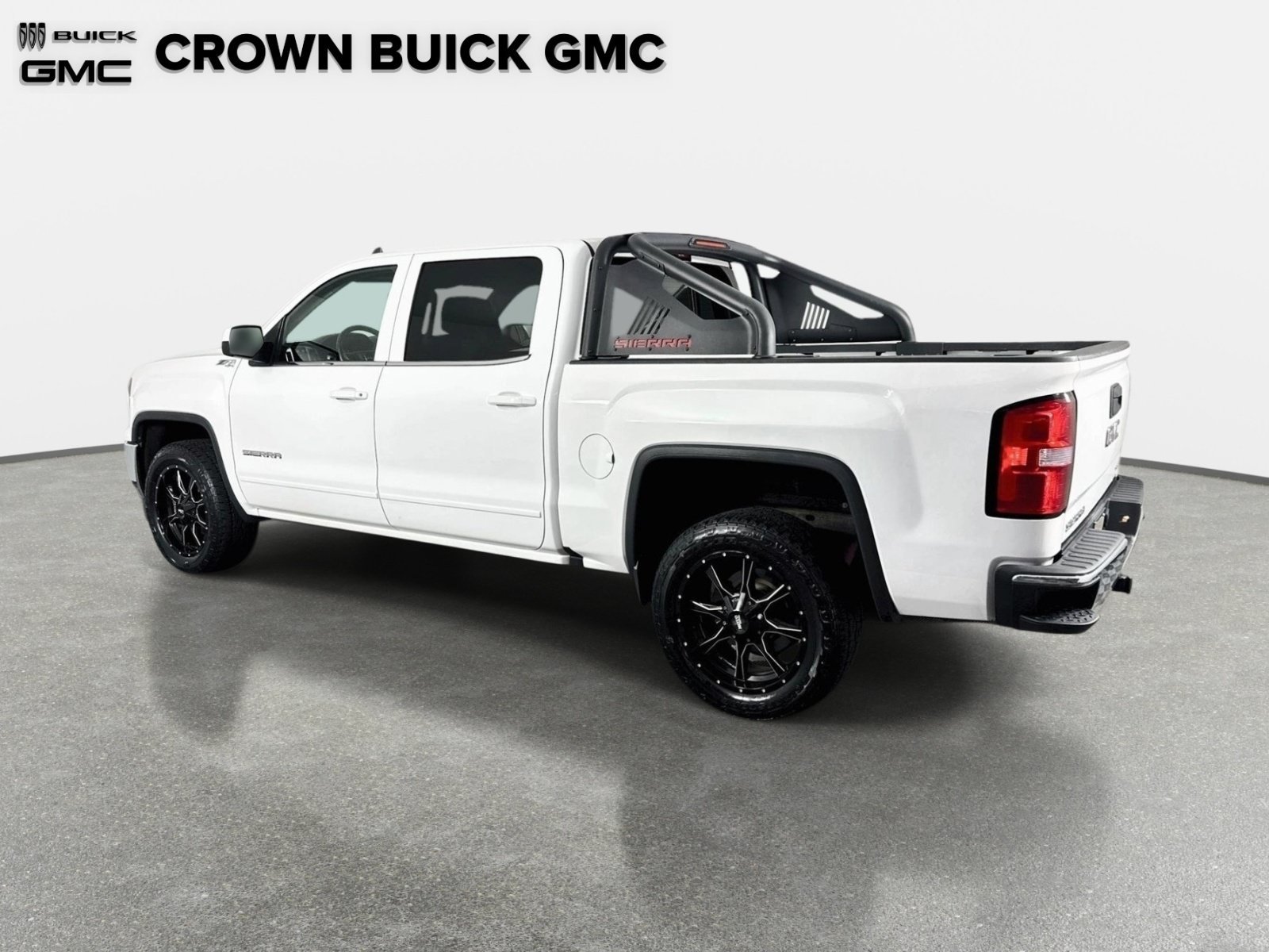 Used 2018 Summit White GMC SLE image 7
