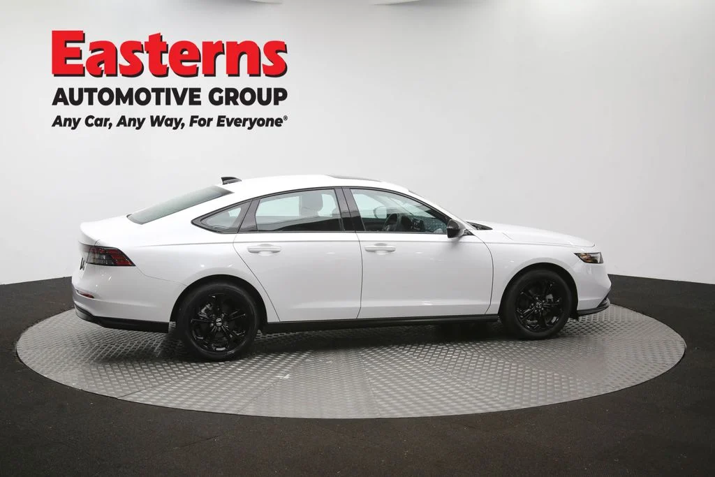 Used 2025 White Honda SE image 42