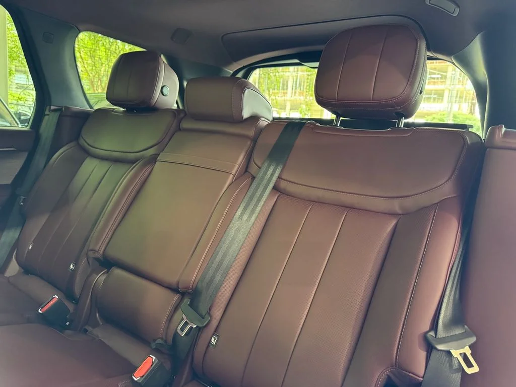 New 2026 Batumi Gold Premium Metallic Land Rover SE image 14