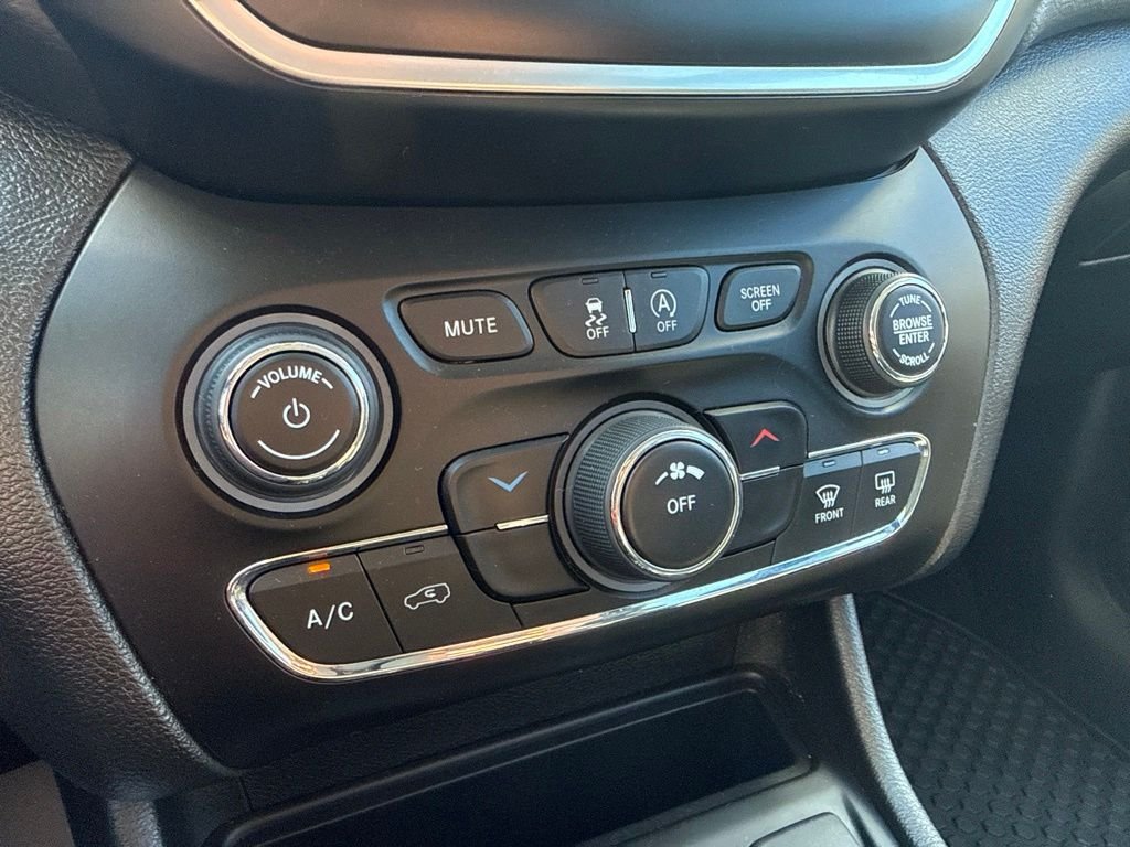 Used 2020 Silver Jeep Latitude Plus image 24