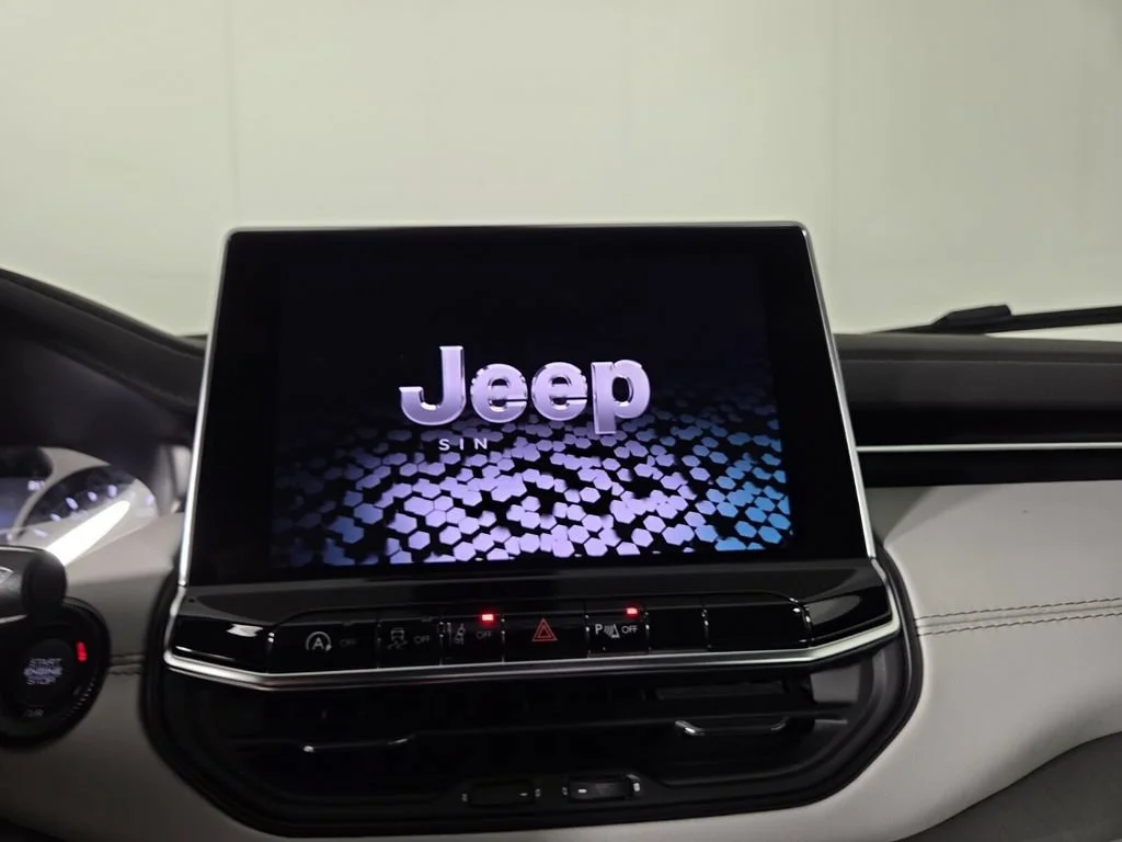 New 2026 Diamond Black Crystal Pearlcoat Jeep Limited image 21