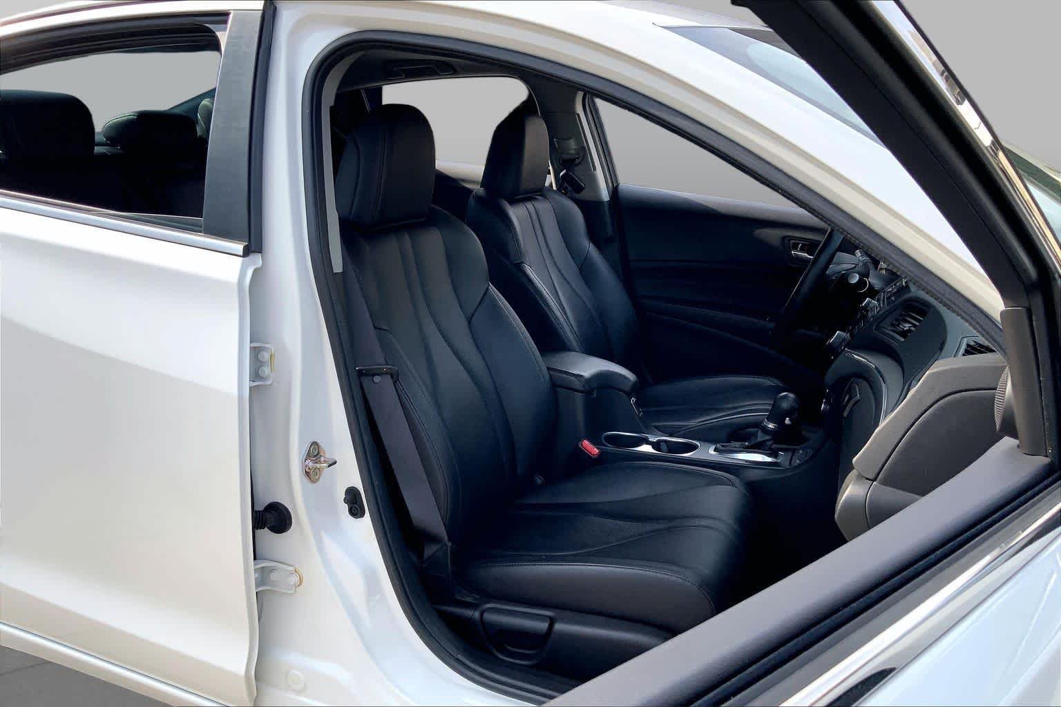 Used 2019 Platinum White Pearl Acura  image 9