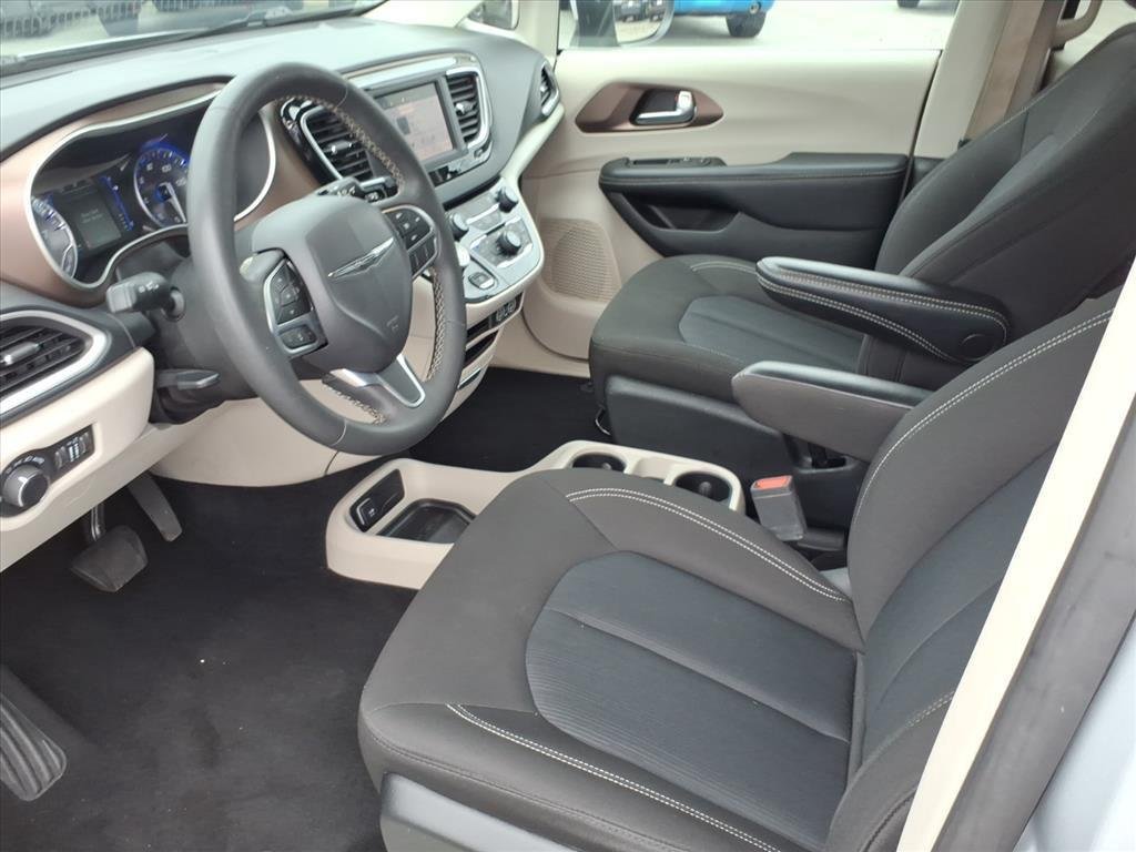 Used 2023 Silver Mist Clearcoat Chrysler LX image 11