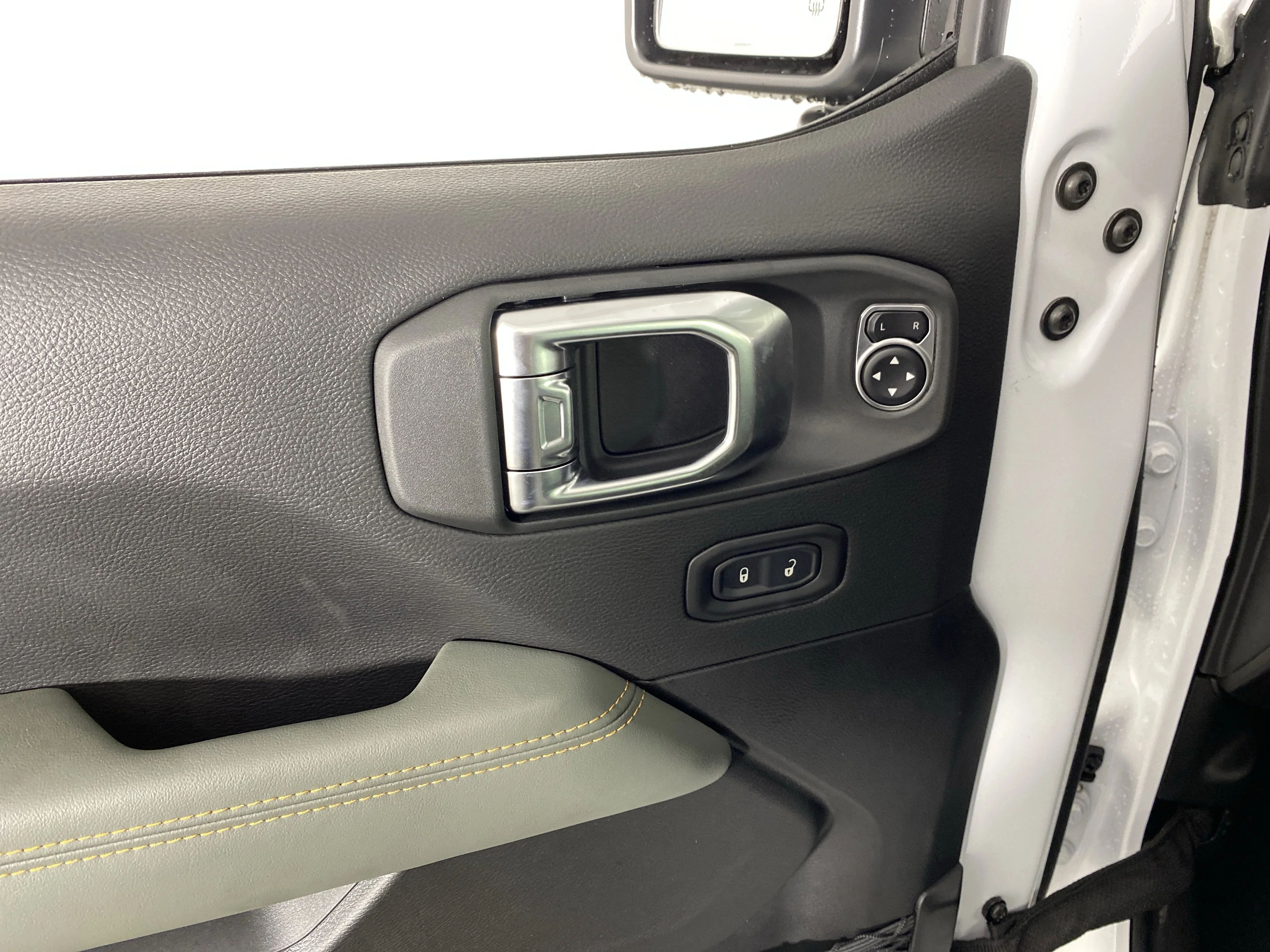 New 2026 Bright White Clear-Coat Exterior Paint Jeep Mojave X image 13
