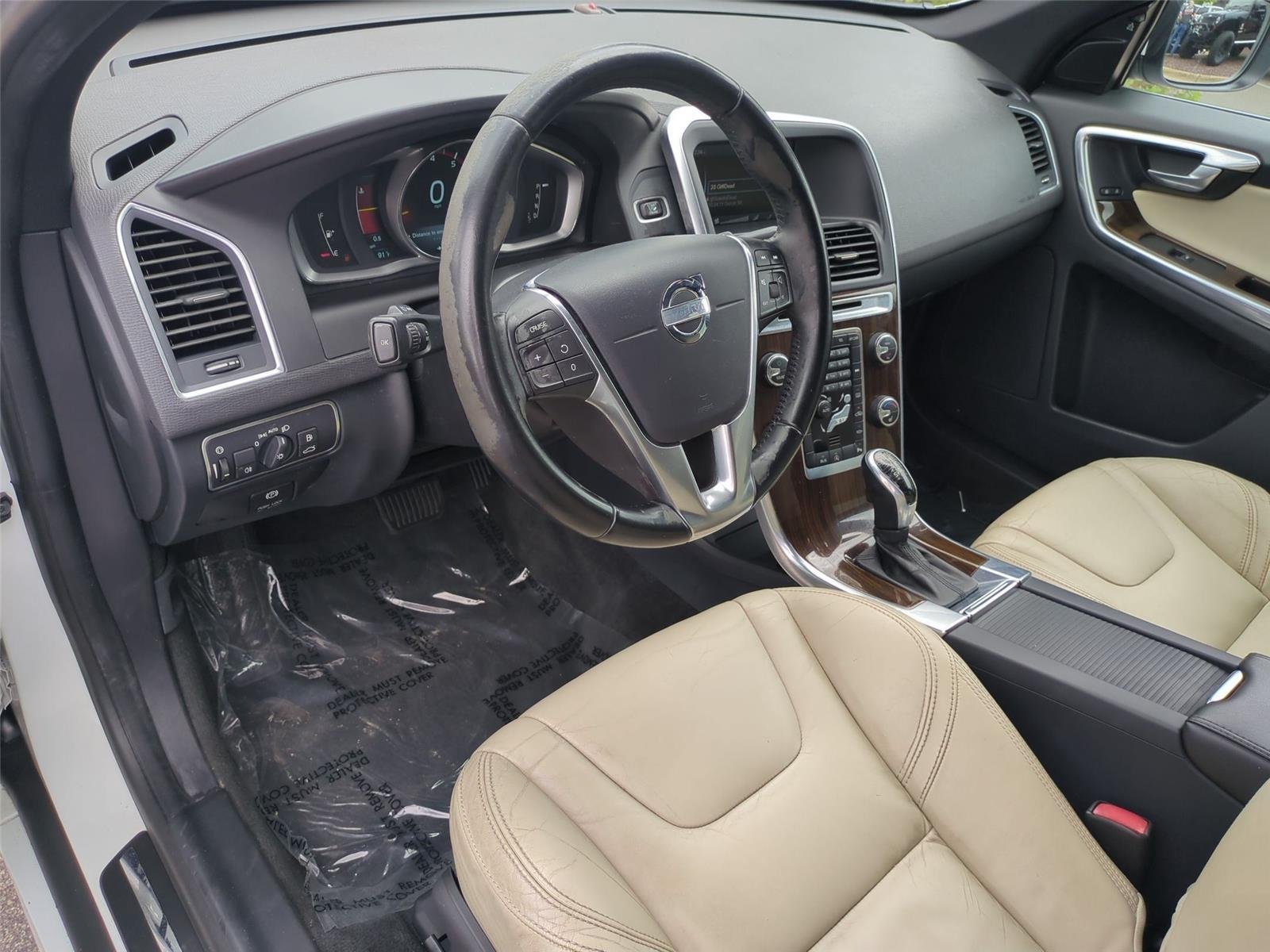 Used 2015  VOLVO  image 16