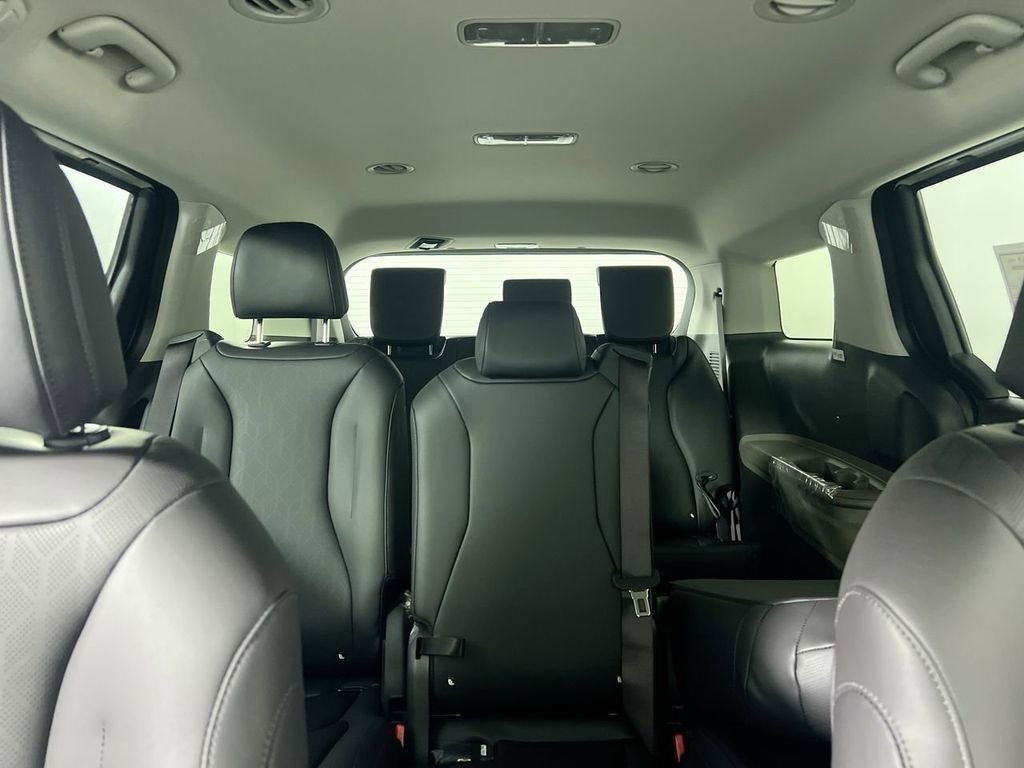 New 2026 Snow White Pearl Kia LXS image 33