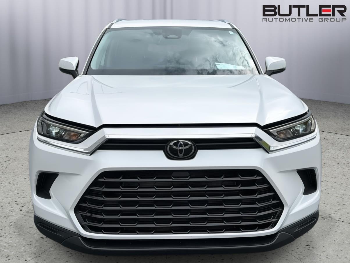 Used 2025 Wind Chill Pearl Toyota XLE image 9