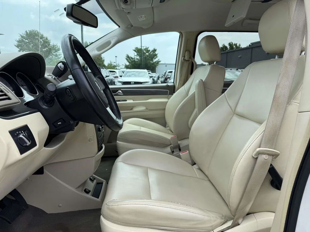 Used 2010 White Volkswagen SE image 13