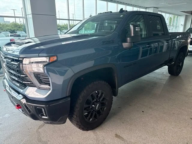 Used 2025 Lakeshore Blue Metallic Chevrolet LT image 3