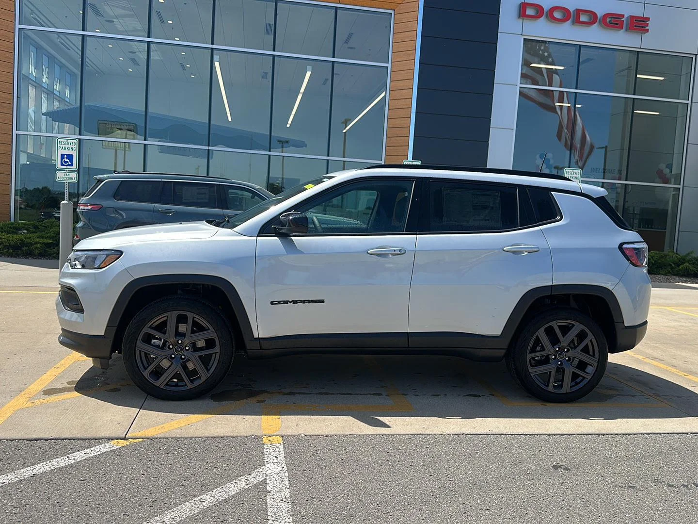 New 2026 Silver Zynith Metallic Clearcoat Jeep Latitude Altitude image 2