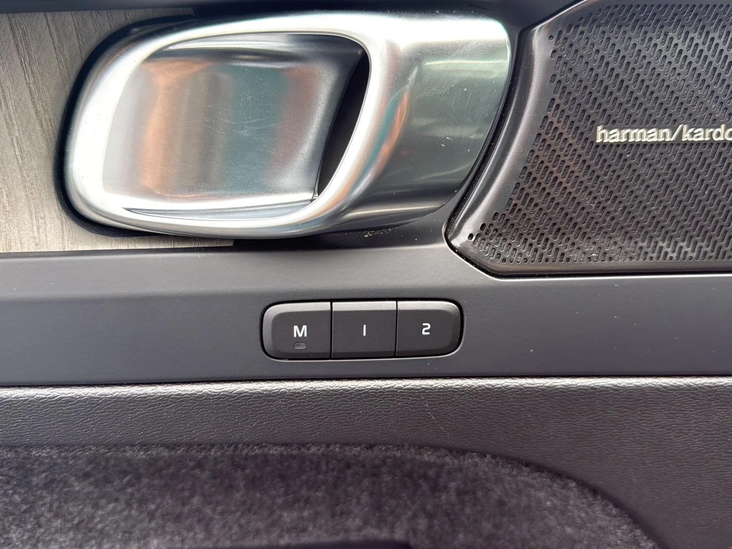 Used 2024 Onyx Black Metallic Volvo Plus Dark Theme image 9