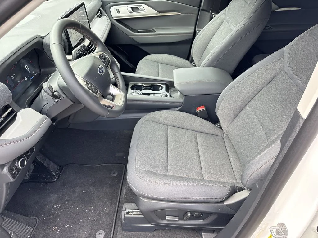 New 2026 Star White Metallic Tri-Coat Ford Active image 10