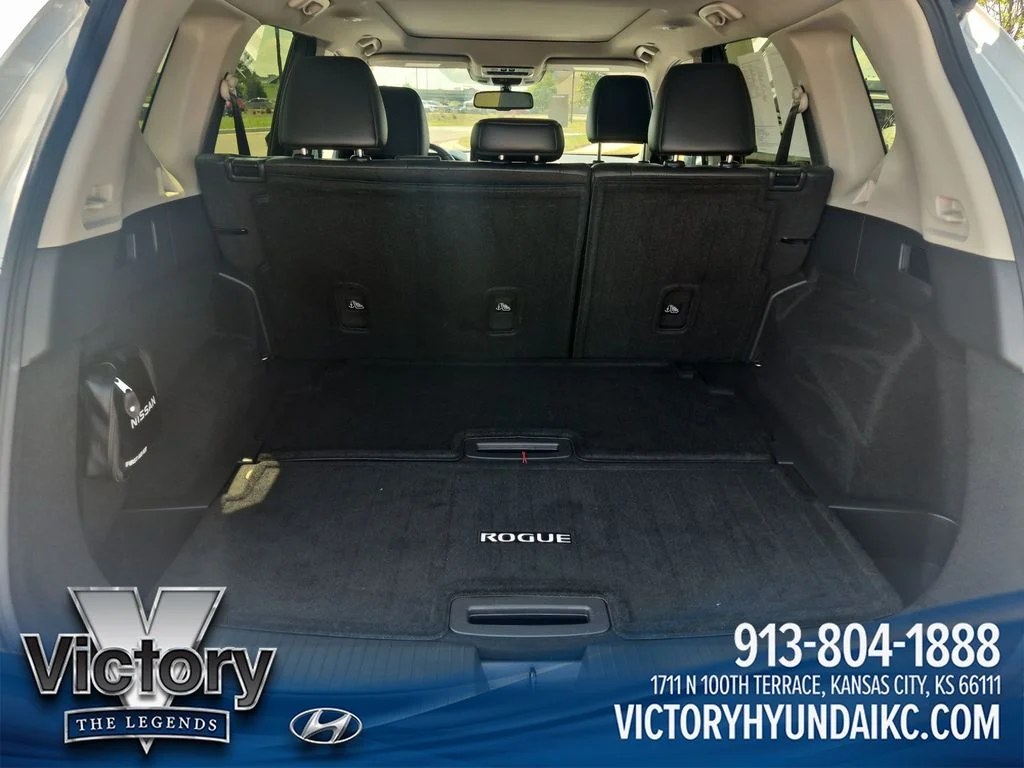 Used 2024 White Nissan Platinum image 23
