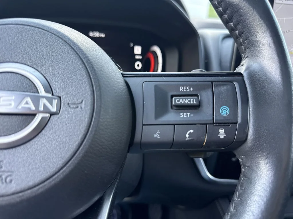 Used 2023 Black Nissan Platinum image 22
