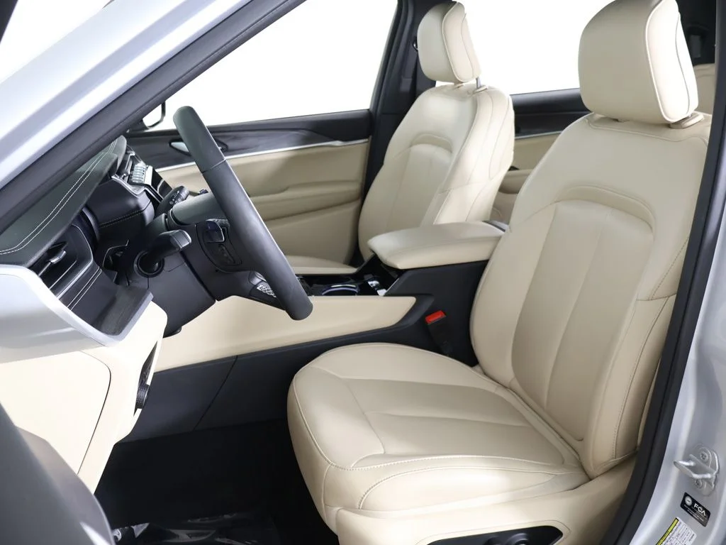 Used 2023 Silver Jeep Limited image 34