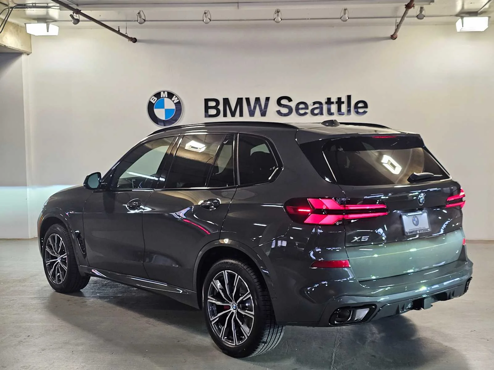 New 2026 Dravit Grey Metallic BMW xDrive40i image 4