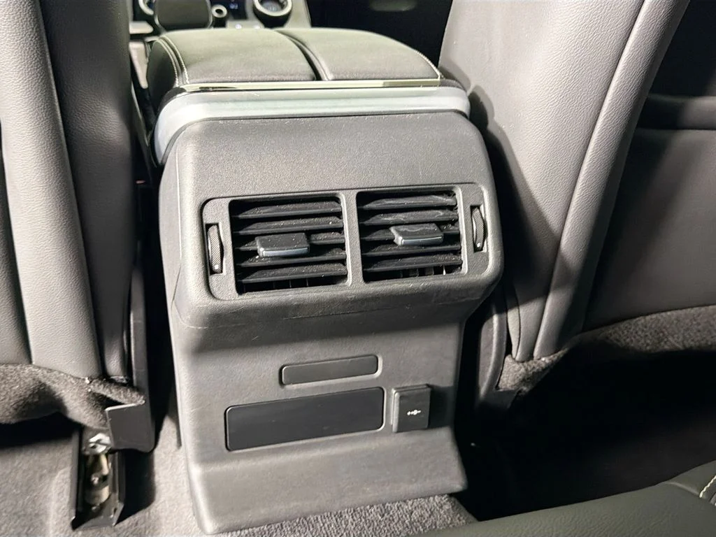Used 2023 White Land Rover R-Dynamic S MHEV image 27